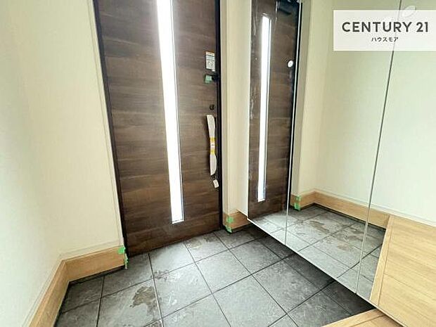 ミラー付きシューズボックス付きなので、玄関が片付きお掃除がしやすいです!スッキリした玄関で戸を開けた瞬間、清潔感のある心地いい空間が出迎えてくれます。