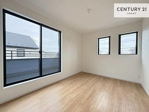 バルコニーに面している洋室です。明るく温もりがあり、換気もしっかりできます!朝起きて、外に出て背伸びをしつつ深呼吸をし良い朝を迎え入れることができます。