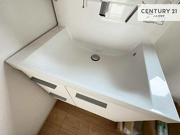 深い洗面台ボウルは、水が跳ねにくいのでお手入れが楽々!清潔感が保てます!キレイな洗面所で自分磨きのモチベーションが上がりますね!