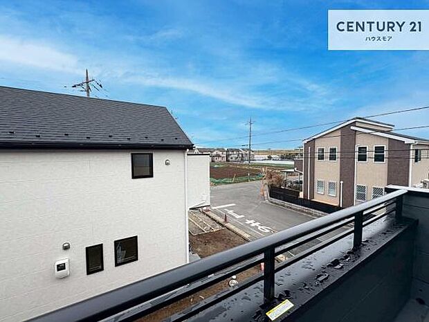 陽当たりの良いバルコニーで、お洗濯物もよく乾きそうですね!お天気の良い日にはバルコニーへ出てリフレッシュするのも気持ちよさそうです。