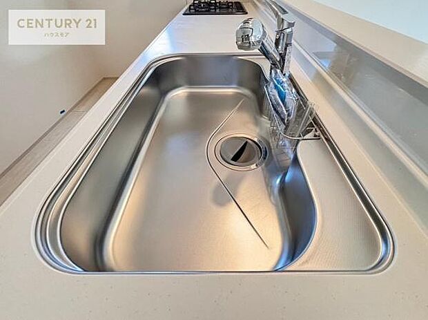 ワイドなシンクですね!水が跳ねにくく洗物がしやすい家事が楽々仕様のシステムキッチンです!デザイン性と機能性を兼ねたキッチンで清潔感がありますね!(同仕様)