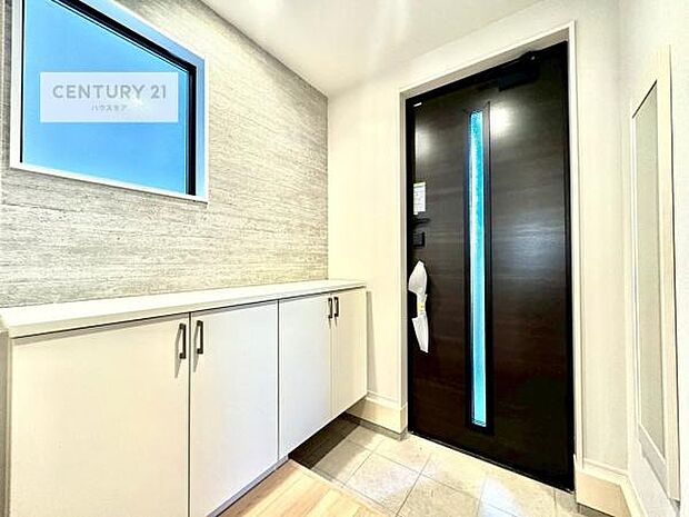 シューズボックス付きなので、玄関が片付きお掃除がしやすいです!スッキリした玄関で戸を開けた瞬間、清潔感のある心地いい空間が出迎えてくれます。