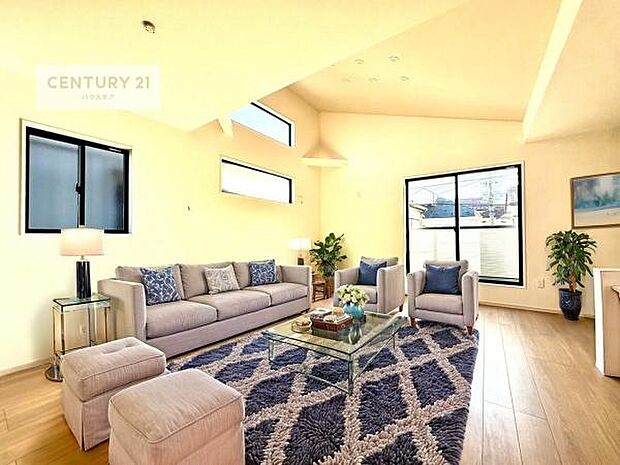 家具はCGパースです。開放感のある広々LDK!ソファーやダイニングテーブルを置いても窮屈にならないので快適に過ごせます!コミュニケーションが取りやすいリビングです!