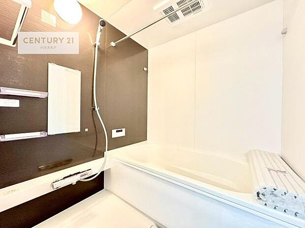 落ち着きある大人の雰囲気のバスルームは、味が出ていてバスタイムが充実!お仕事頑張っているご褒美にお好みの匂いの入浴剤を入れて、楽しんでみてはいかがでしょうか?