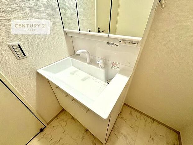 深い洗面台ボウルは、水が跳ねにくいのでお手入れが楽々!清潔感が保てます!キレイな洗面所で自分磨きのモチベーションが上がりますね!