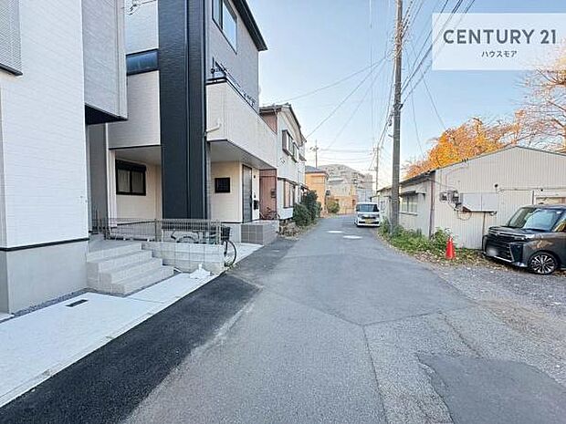 前面道路は5.4m!陽当り良好な立地です。車庫入れが苦手な方も安心ですね。