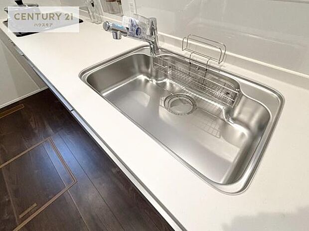 ワイドなシンクですね!水が跳ねにくく洗物がしやすい家事が楽々仕様のシステムキッチンです!デザイン性と機能性を兼ねたキッチンで清潔感がありますね!(同仕様)