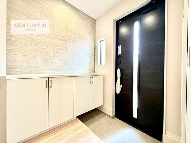 シューズボックス付きなので、玄関が片付きお掃除がしやすいです!スッキリした玄関で戸を開けた瞬間、清潔感のある心地いい空間が出迎えてくれます。