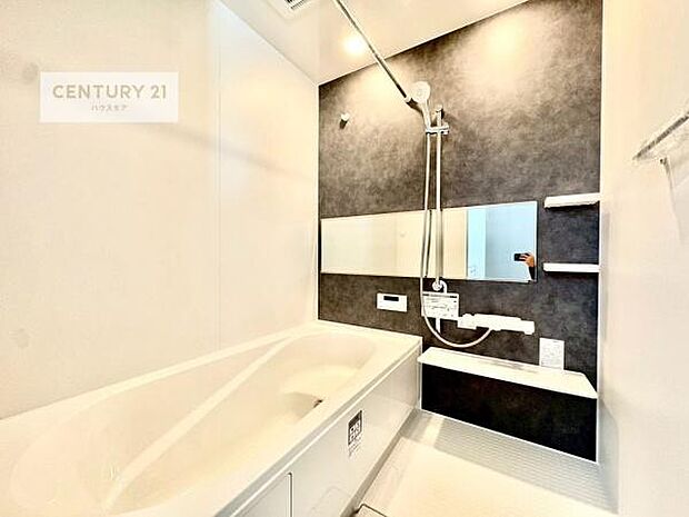 1日の疲れをしっかりと癒してくれる浴室です。おうちの素敵なリラクゼーション場所ですね。