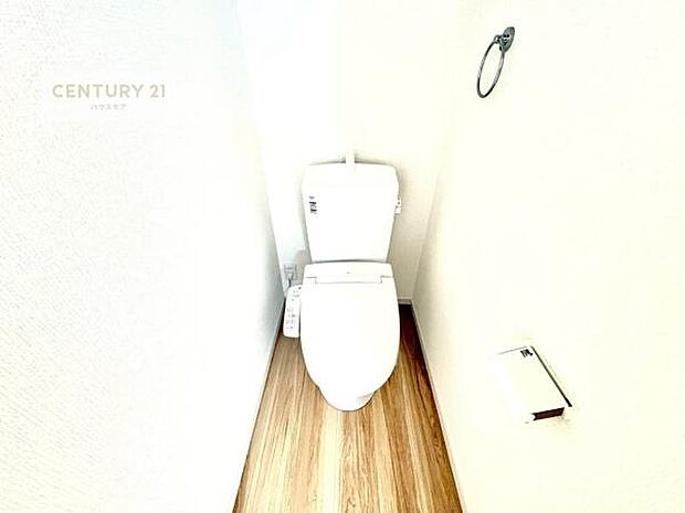 1・2階にトイレがございます!朝の忙しい時間帯も待たずにすみそうですね。白を基調とした清潔感のあるトイレでお手入れがしやすいです!