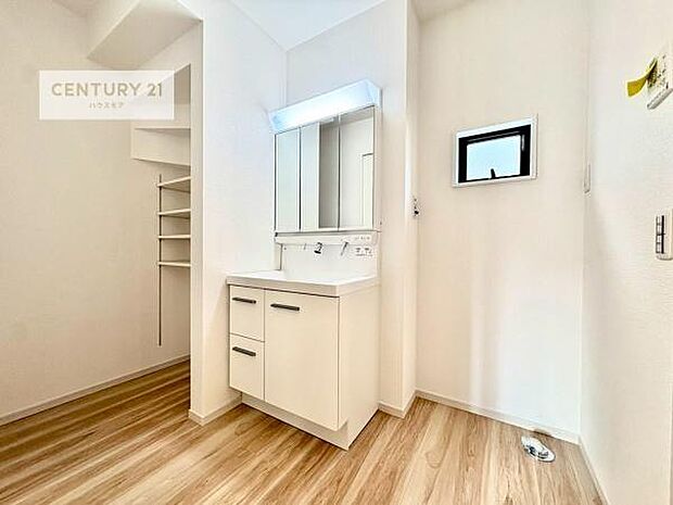 収納たっぷりの洗面室!日用品のストックやバスタオルがスッキリと収納できて取り出しやすい!水回りがスッキリ片付いて気持ちの良い空間!