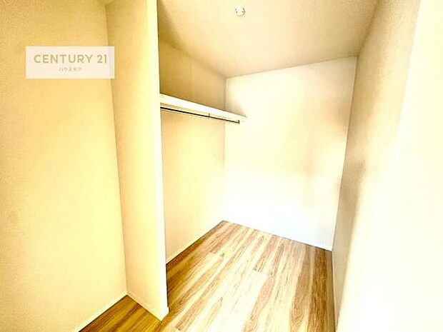 ウォークインクローゼット付きです。たくさんのお洋服などを収納しておけそうですね!他にも扇風機や加湿器など季節物の大きな家電も収納できます。