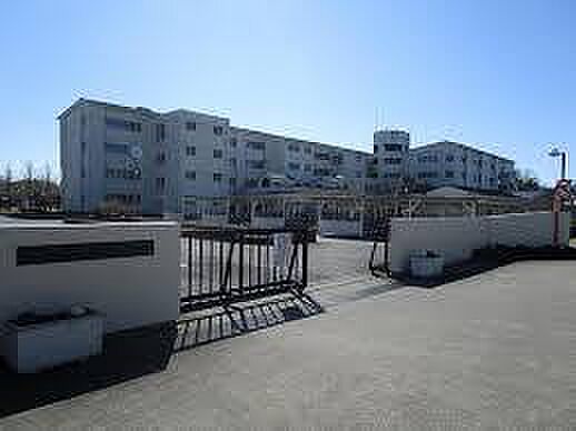 牛久市立牛久南中学校まで2300m