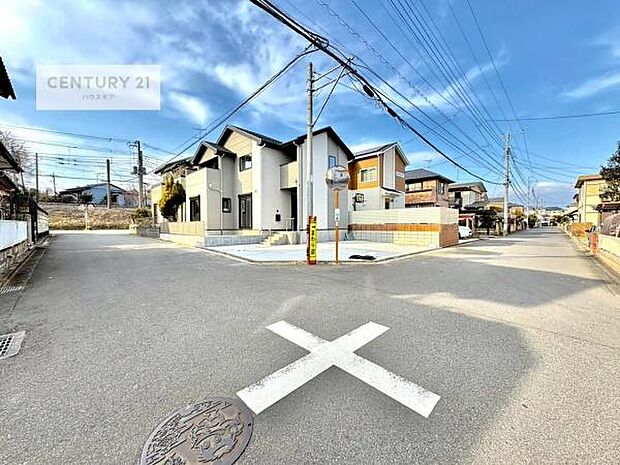 前面道路は6m×6m!陽当り良好な立地です。車庫入れが苦手な方も安心ですね。