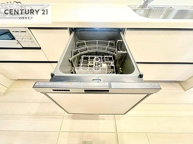 食洗機付きのキッチンです!忙しい時や手荒れ防止として大変活躍する便利な仕様です!ビルトインなのでキッチンの場所を取らず調理スペースを広く使うことが出来ます!