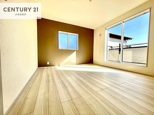 バルコニーへ面した洋室なので天気のいい日はバルコニーへ出てリフレッシュするのもいいですね!充実したプライベートタイムが送れる洋室!陽当たり、風通し良好です。