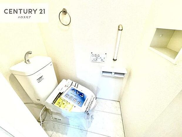 1・2階にトイレがございます!朝の忙しい時間帯も待たずにすみそうですね。白を基調とした清潔感のあるトイレでお手入れがしやすいです!
