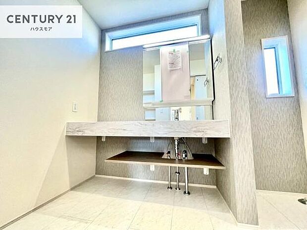 スタイリッシュなデザインの洗面台を採用。洗練された空間が、朝の準備や帰宅後の時間をより上質なものに演出します。