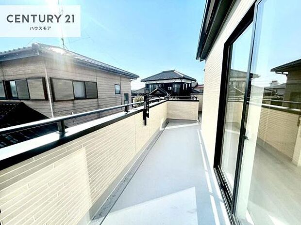 広々としているバルコニーです!お洗濯物を干すのはもちろん風に当たりながらくつろぎタイムが送れます!