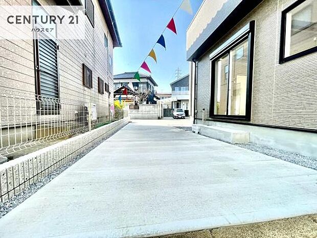 駐車スペースは2台分あります!セカンドカーはもちろん、バイクや自転車なども置き場所に困りません。