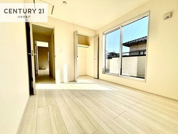 明るく風通しの良い居室です。「シンプル」にデザインされた室内。自由度が高いので家具やレイアウトでお好みの空間を創り上げられます。是非一度、現地にてご確認ください。