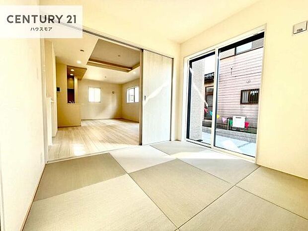 リビングと隣接している和室です!客間としてはもちろん、家事の休憩スペースとして使用するのもいいですね!