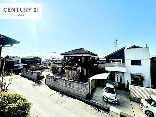 晴れた日には青い空を見渡せる開放的な時間を楽しめます。気持ちの良い風が通り抜ける街並みです!