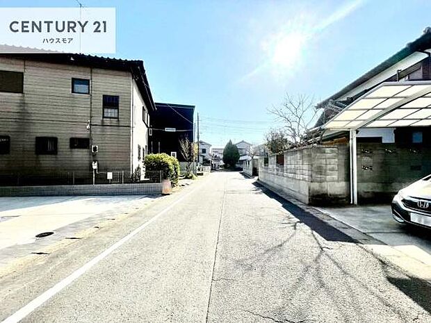 前面道路は5.9m×5.9m!陽当り良好な立地です。車庫入れが苦手な方も安心ですね。