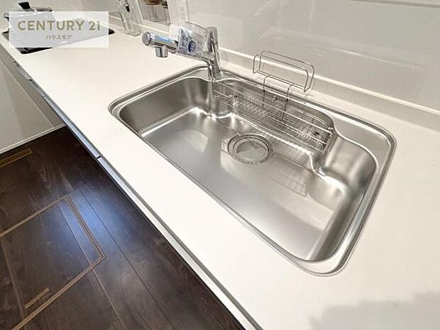 ワイドなシンクですね!水が跳ねにくく洗物がしやすい家事が楽々仕様のシステムキッチンです!デザイン性と機能性を兼ねたキッチンで清潔感がありますね!(同仕様)