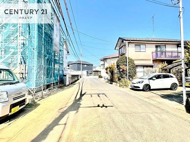 前面道路は6m×4m!陽当り良好な立地です。車庫入れが苦手な方も安心ですね。