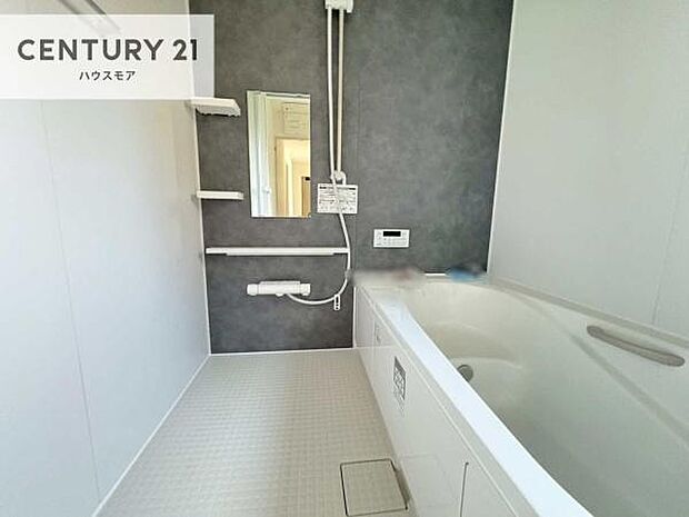 落ち着きある大人の雰囲気のバスルームは、味が出ていてバスタイムが充実!お仕事頑張っているご褒美にお好みの匂いの入浴剤を入れて、楽しんでみてはいかがでしょうか?