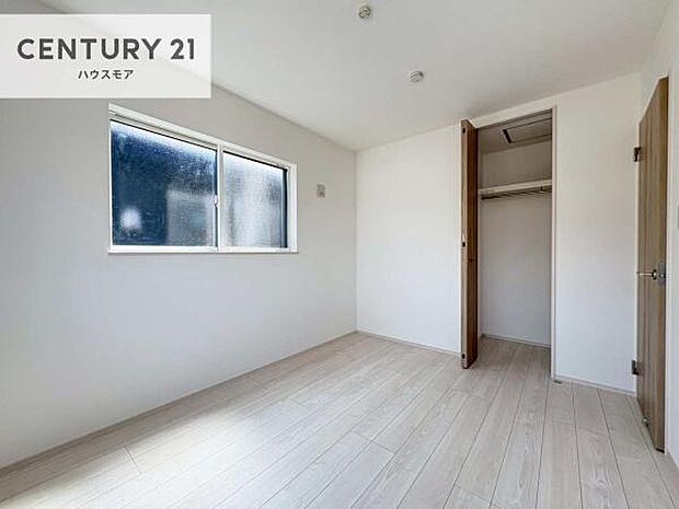 洋室は子供部屋や寝室、色々と用途多彩に利用できますね。収納力もたっぷりなので、広々気持ちよく過ごすことができます。