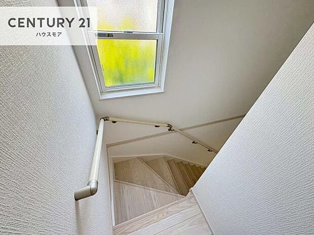 階段は明るく手摺りもついています!お子様やご年配の方も安心してご利用頂けますね!