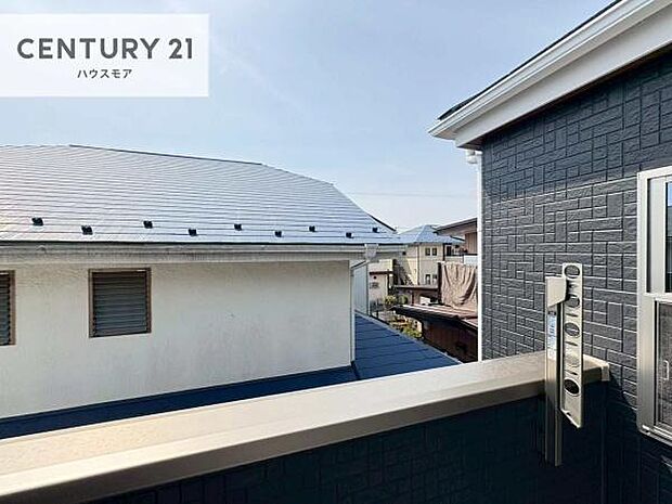 落ち着きある住宅街です!周囲には高い建物がなく、空が広く開放感があり、陽当たりを大きく遮られることもありません!気持ちの良い風が通り抜ける街並みです!