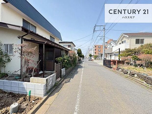 前面道路は5.5m!陽当り良好な立地です。車庫入れが苦手な方も安心ですね。