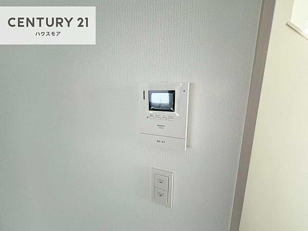 TVモニター付インターフォンを完備。来訪者の顔を確認してから対応できるため、防犯面にも配慮された安心の設備です。