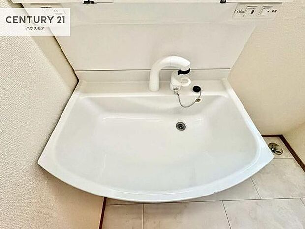 深い洗面台ボウルは、水が跳ねにくいのでお手入れが楽々!清潔感が保てます!キレイな洗面所で自分磨きのモチベーションが上がりますね!