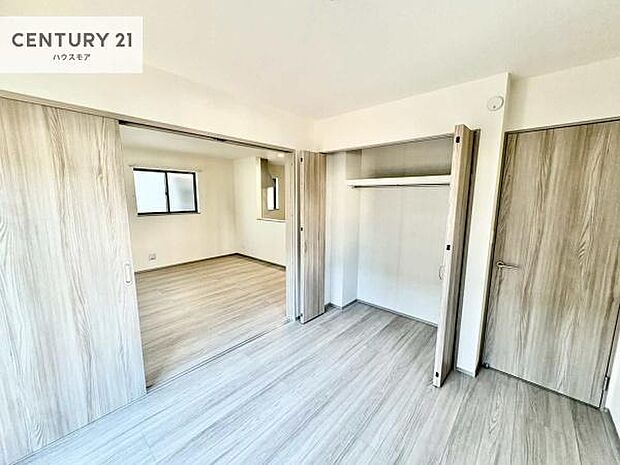 洋室は子供部屋や寝室、色々と用途多彩に利用できますね。収納力もたっぷりなので、広々気持ちよく過ごすことができます。