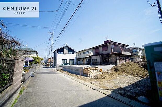 前面道路は4mの落ち着いた住環境。車通りも比較的少なく、ゆったりと安心して出入りができます。