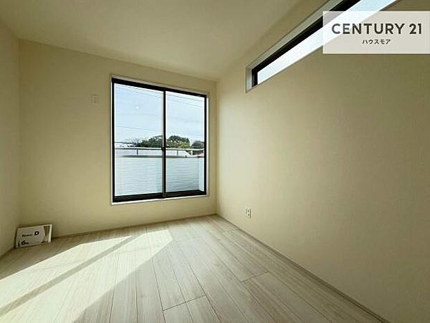 バルコニーに面している洋室です。明るく温もりがあり、換気もしっかりできます!朝起きて、外に出て背伸びをしつつ深呼吸をし良い朝を迎え入れることができます。