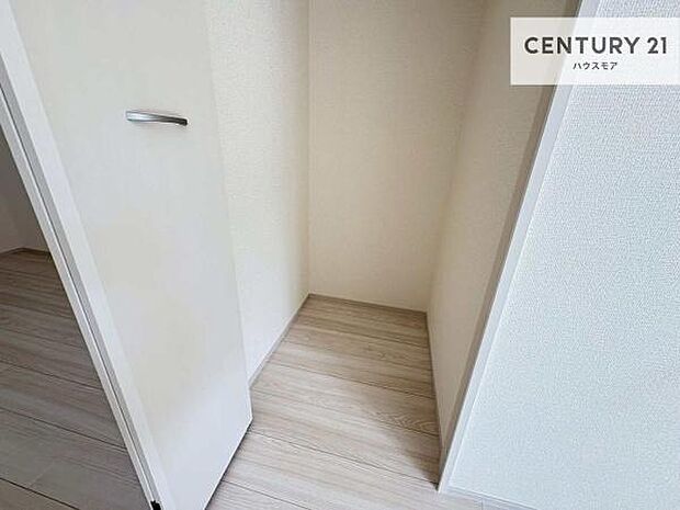 住空間をすっきり使うためには必須ポイントの収納スペースですよね。是非現地でご確認ください!