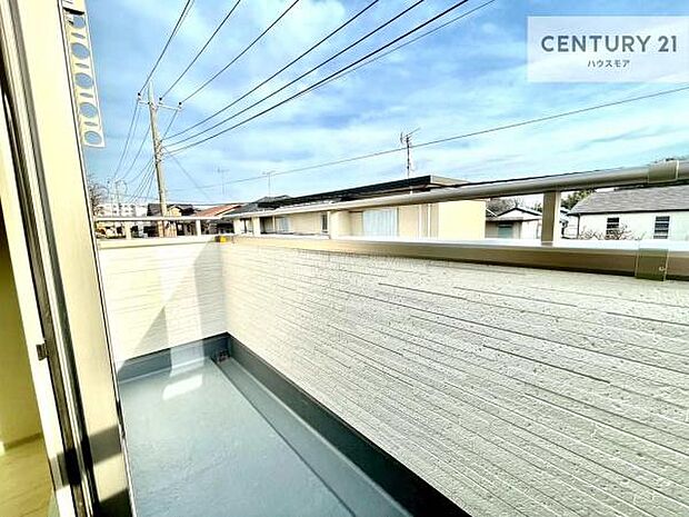 陽当たりの良いバルコニーで、お洗濯物もよく乾きそうですね!お天気の良い日にはバルコニーへ出てリフレッシュするのも気持ちよさそうです。