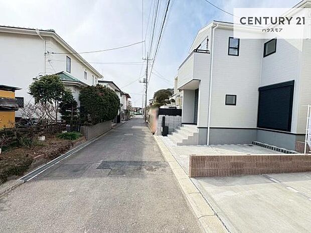 前面道路は4.48m!陽当り良好な立地です。車庫入れが苦手な方も安心ですね。