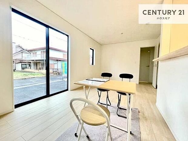 大きな窓からたっぷりの陽ざしが入る明るいリビング。開放感のあるリビングで家族団らんのくつろぎの時間を過ごせます!ご見学可能です!是非現地で陽当たりなどご体感くださいませ!