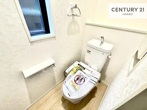 1・2階にトイレがございます!朝の忙しい時間帯も待たずにすみそうですね。白を基調とした清潔感のあるトイレでお手入れがしやすいです!