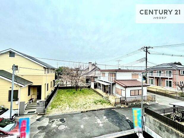 晴れた日には青い空を見渡せる開放的な時間を楽しめます。気持ちの良い風が通り抜ける街並みです!緑が映える眺望で癒されますね!