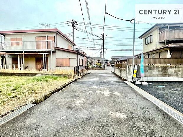 前面道路は5m!陽当り良好な立地です。車庫入れが苦手な方も安心ですね。