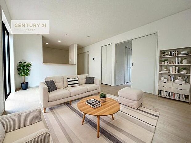 家具はCGパースです。心地良いリビングは家族が自然と集まります。家族団欒の時間が増えそうです。ご家族と、より一層充実した時間を過ごせそうですね。