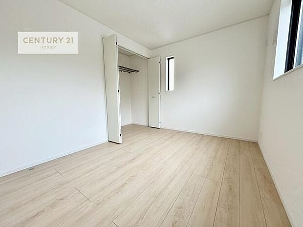 掃き出し窓がないお部屋は、お子様のお部屋としても安心です!収納スペースも充実しているので散らかったお部屋をサッと片付けられます!