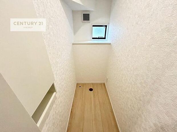 まだ設置はされていませんが、1・2階にトイレがございます!朝の忙しい時間帯も待たずにすみそうですね。白を基調とした清潔感のあるトイレでお手入れがしやすいです!